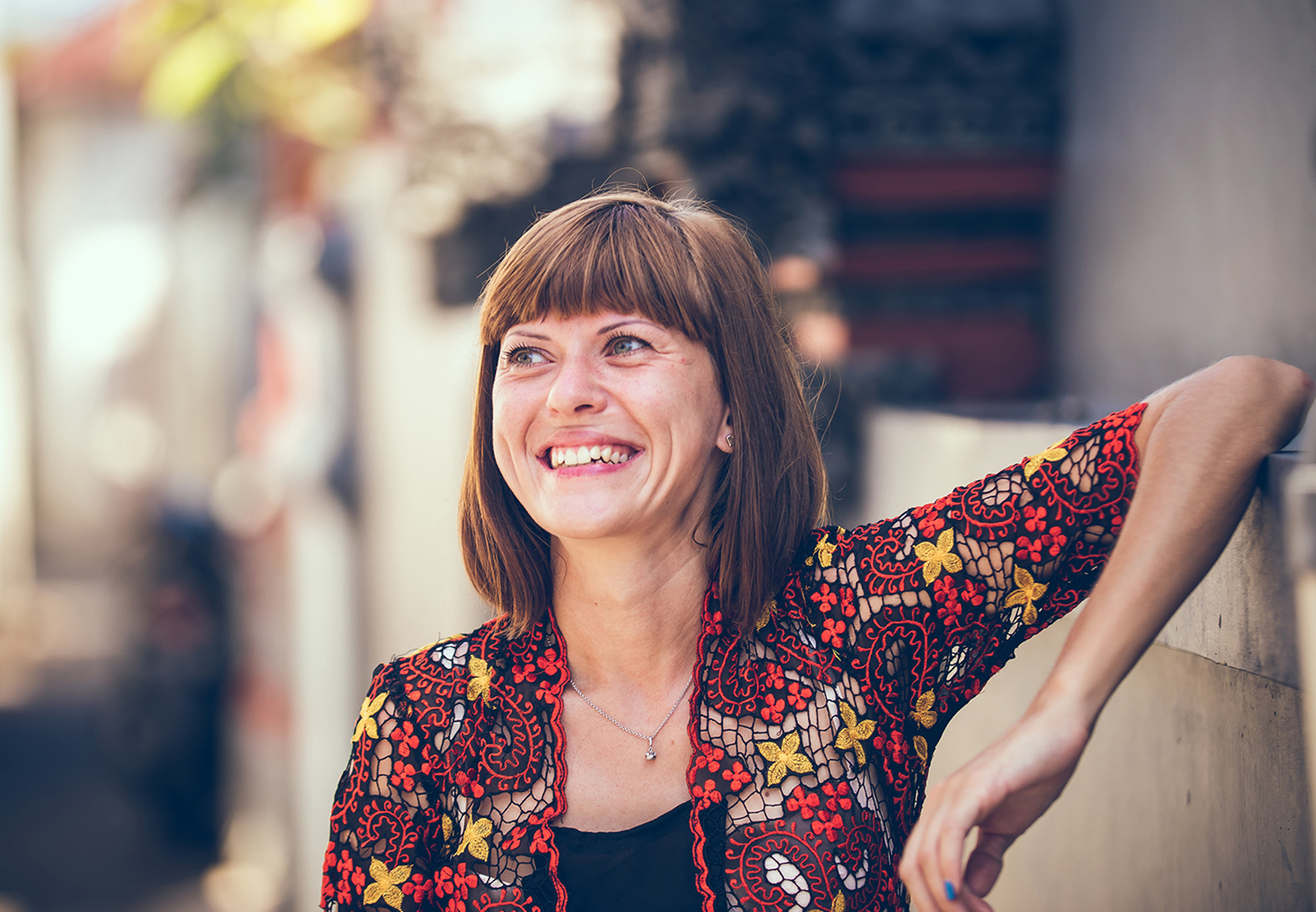 Lächelnde Frau | Credit: Unsplash / Artem Beliaikin