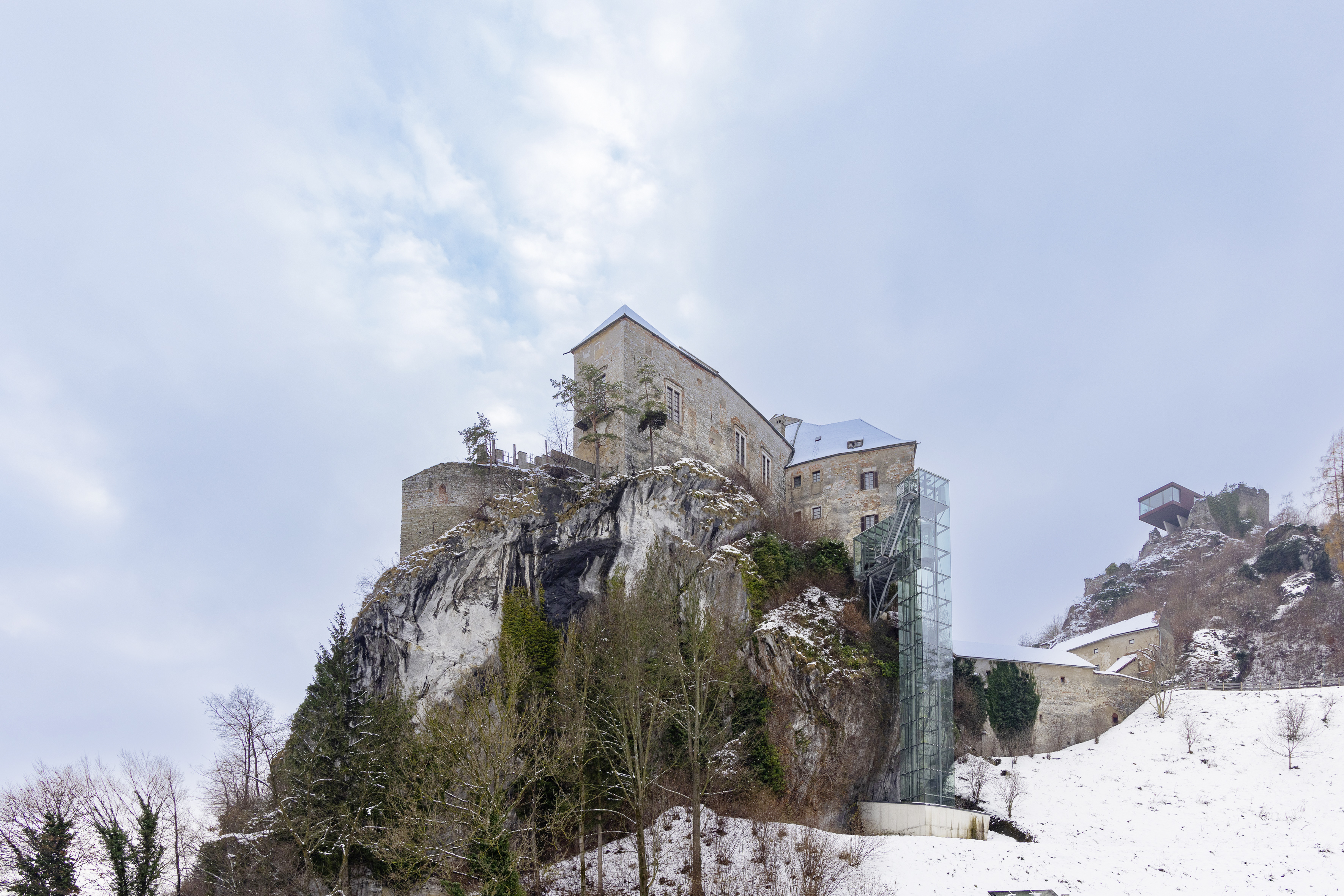 Burg thront auf einem Stein, es liegt Schnee