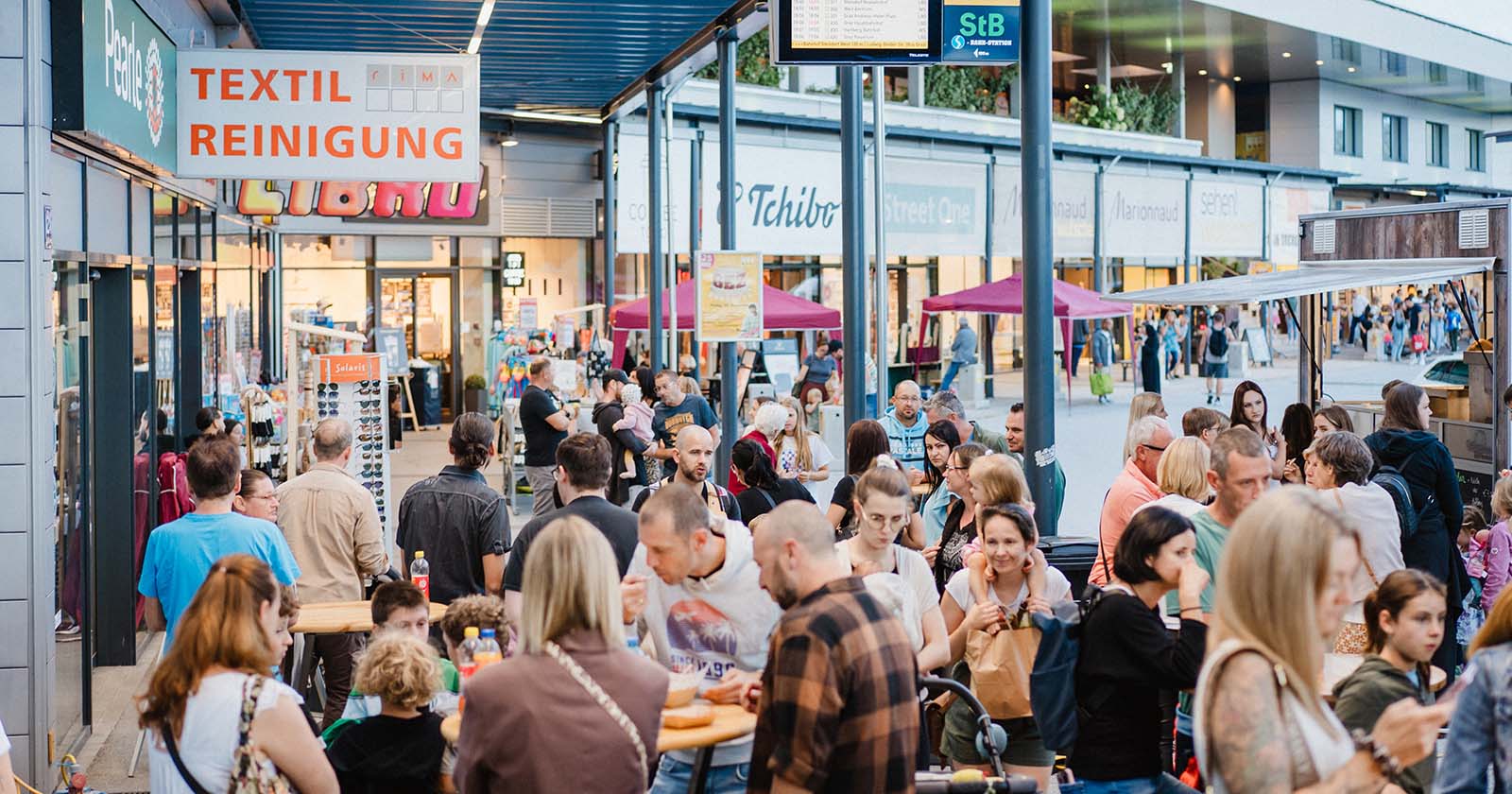 Menschen bei der GEZ Einkaufsnacht in Gleisdorf