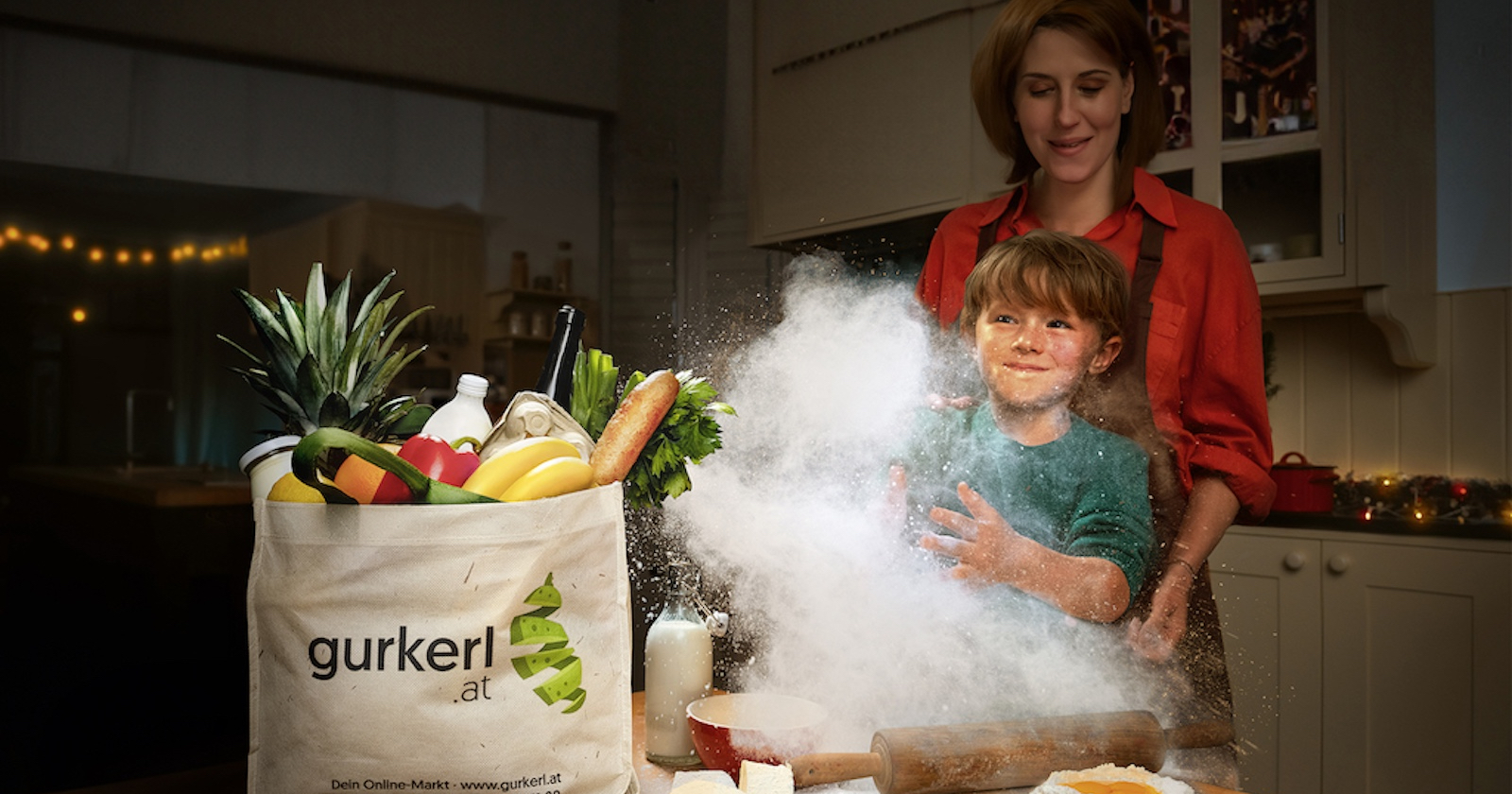 Mutter mit ihrem Sohn beim Backen von Weihnachtsgebäck | Credit: Gurkerl.at