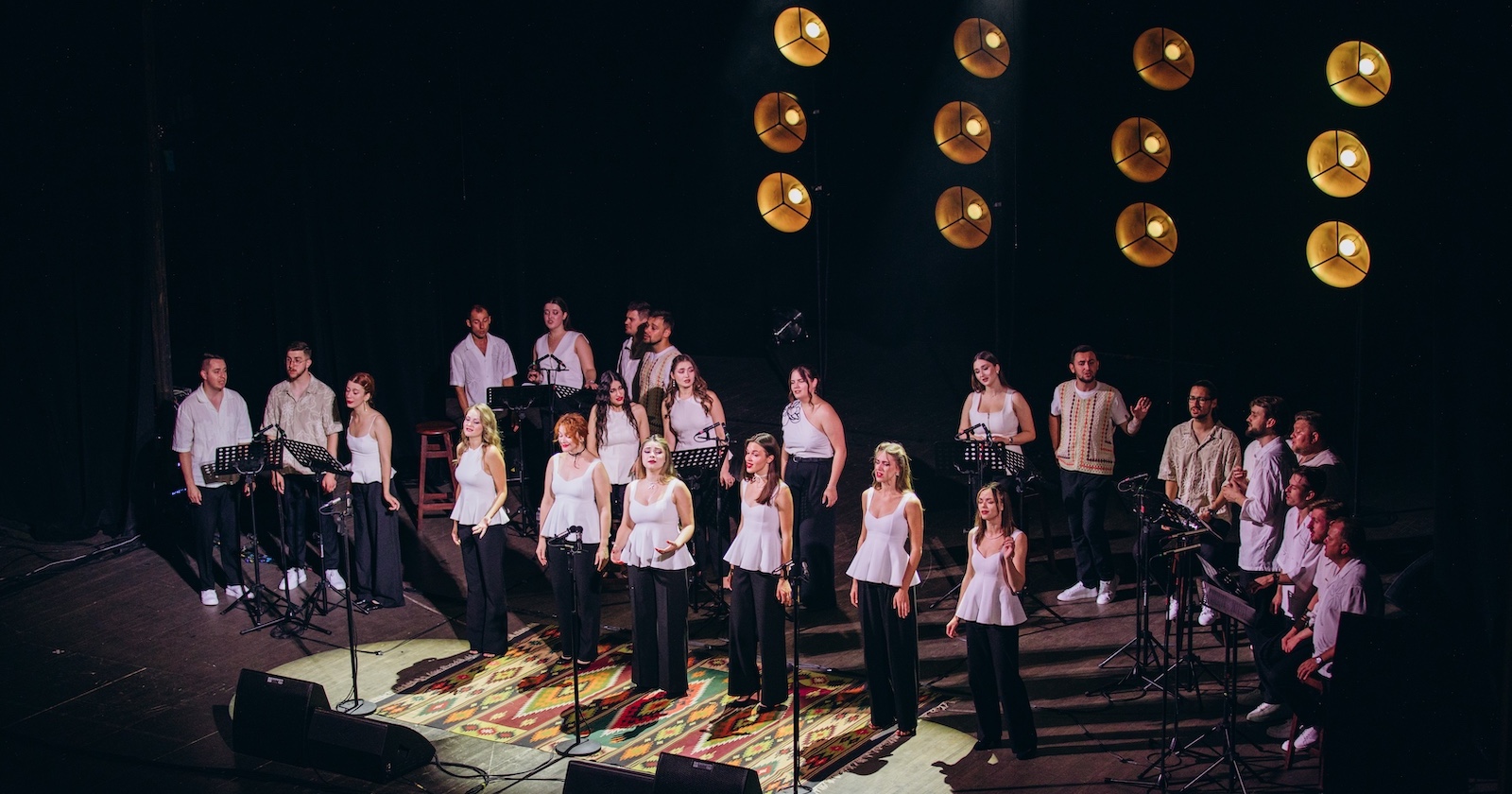 Chor auf der Bühne von oben