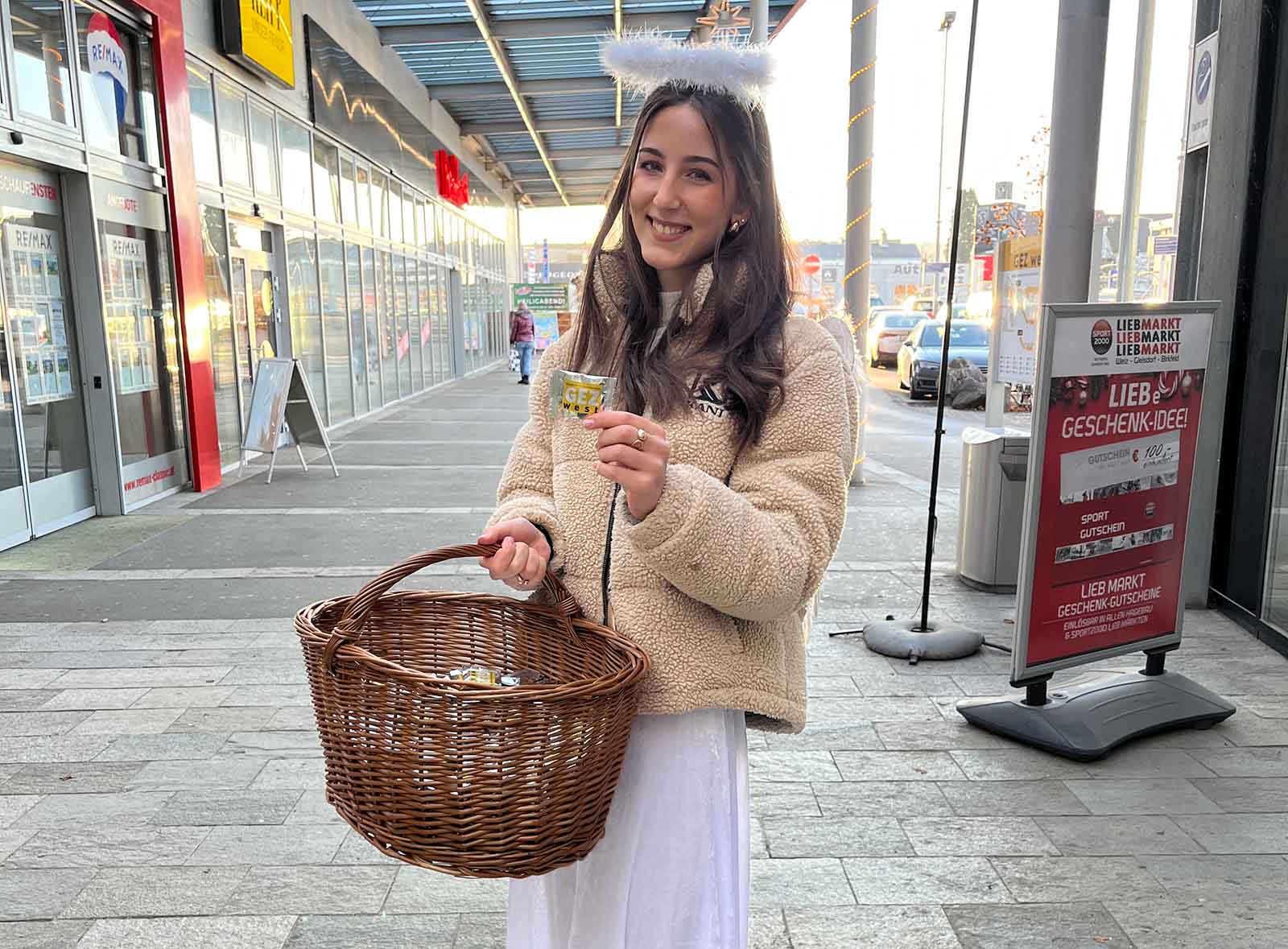 Mädchen in einem Einkauszentrum als Christkind verkleidet