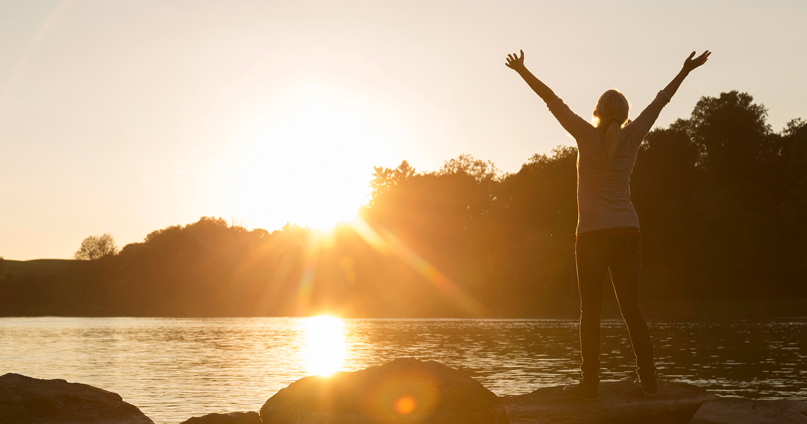 Mann steht im Sonnenuntergang | Credit: Kurhaus Schärding