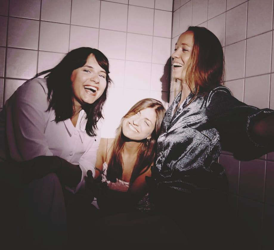 drei Frauen lachen