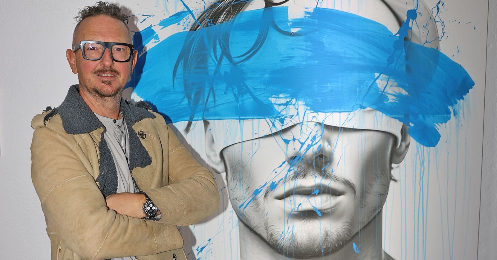 Künstler Jürgen Norbert Fux mit einem seiner Kunstwerke.