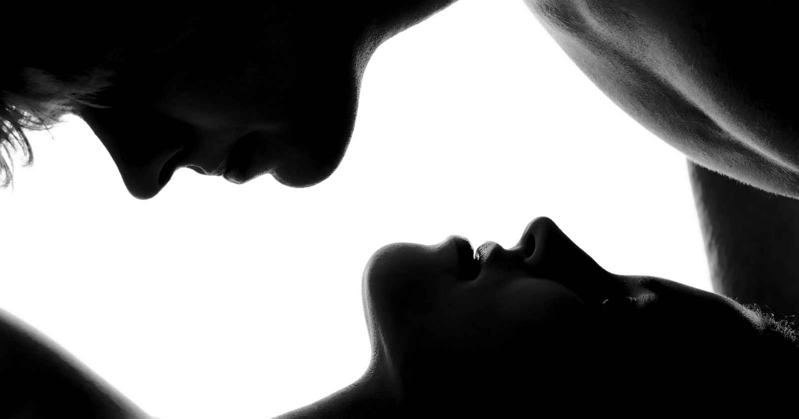 Eine Frau und ein Mann schauen sich an