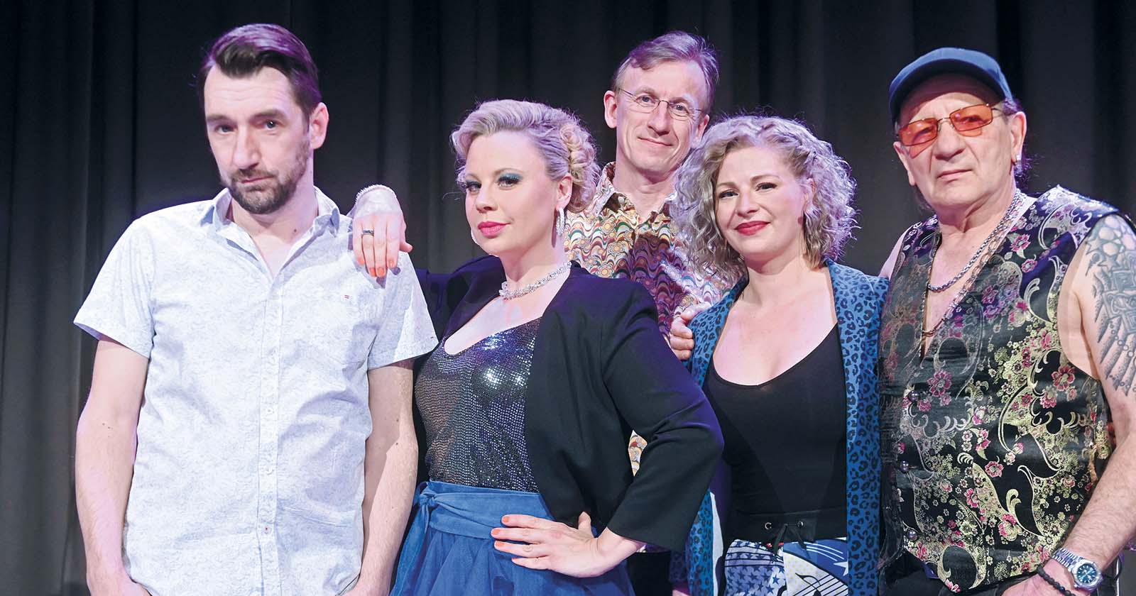 Eine Band aus Frauen und Männern