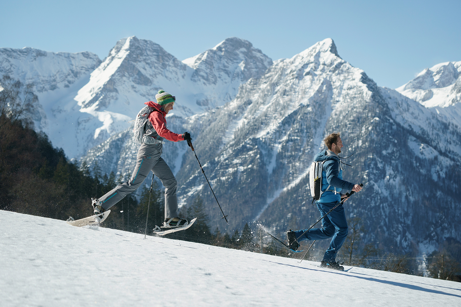 Zwei Touristen beim Schneeschuhwandern | Credit: Oberösterreich Tourismus GmbH/Robert Maybach