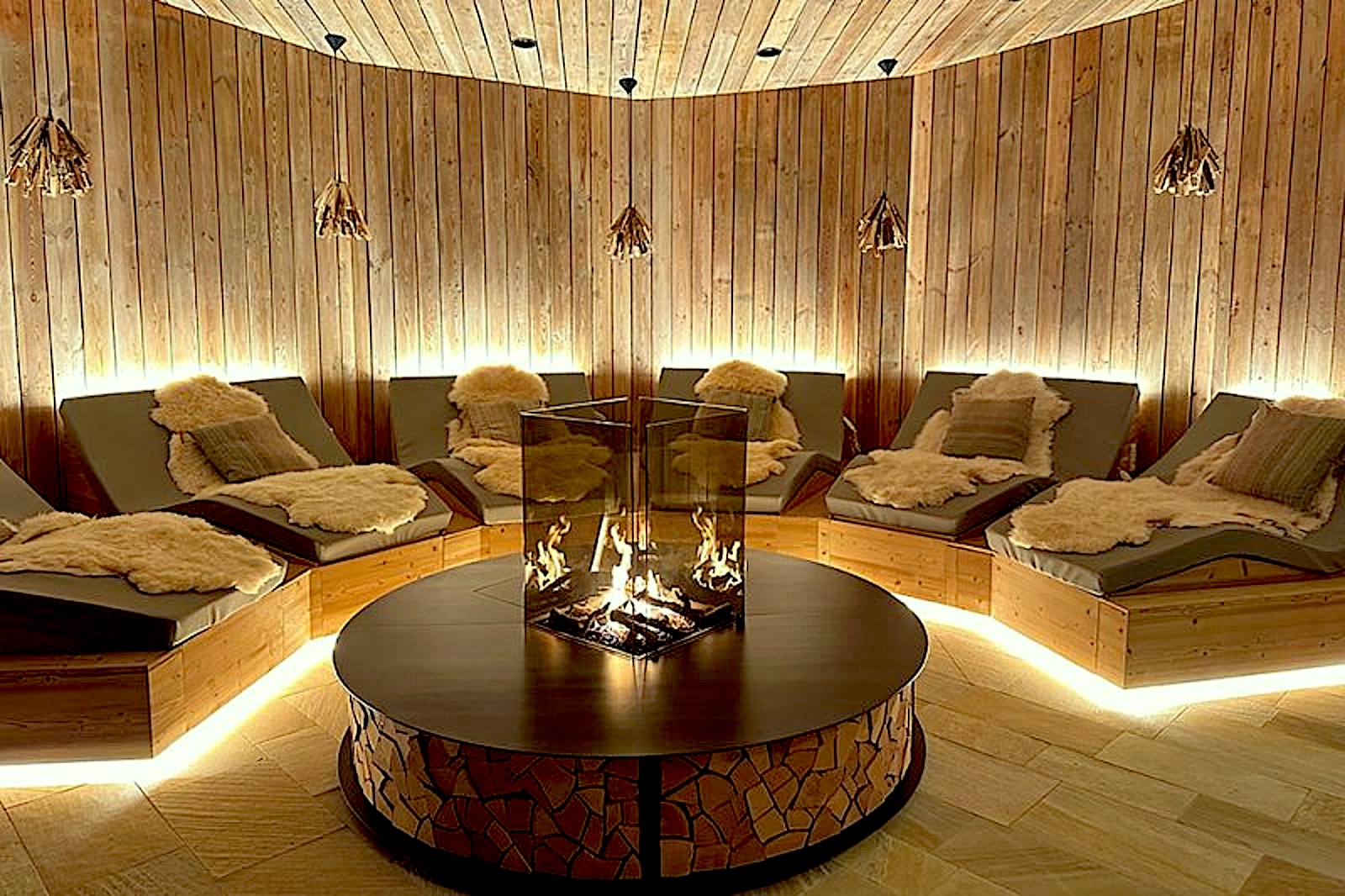 Blick in einen Ruheraum mit Feuerstelle