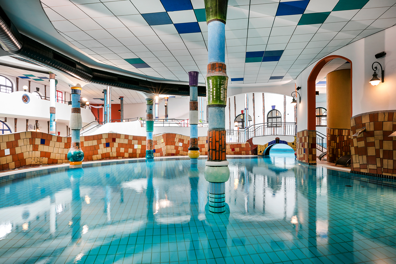 Schwimmbecken innen | Credit: Hundertwasser Architekturprojekt