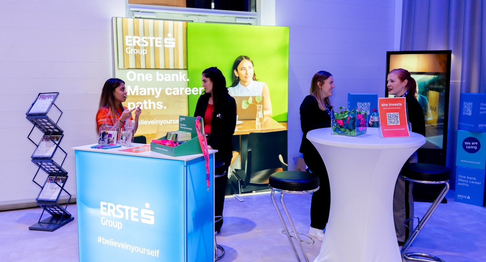 Blick auf Stehtische und Frauen im Gespräch