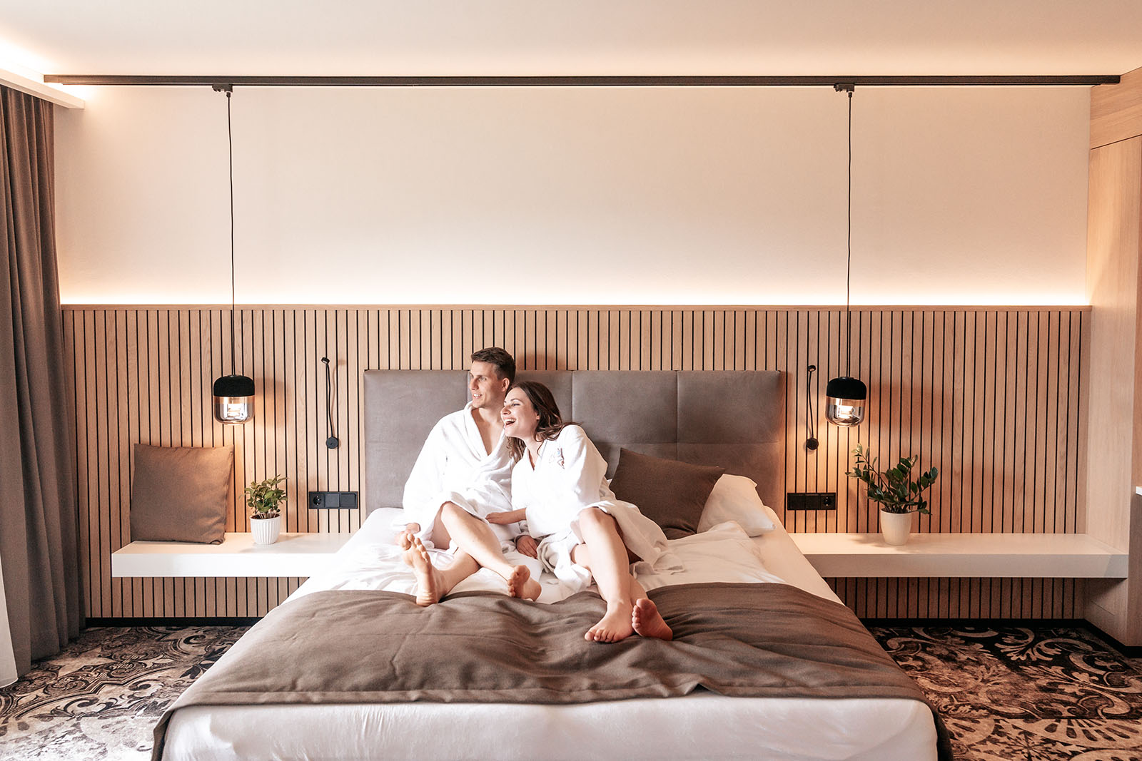 Ein Paar im Hotelzimmer | Credit: 1000things/LenaMuellner