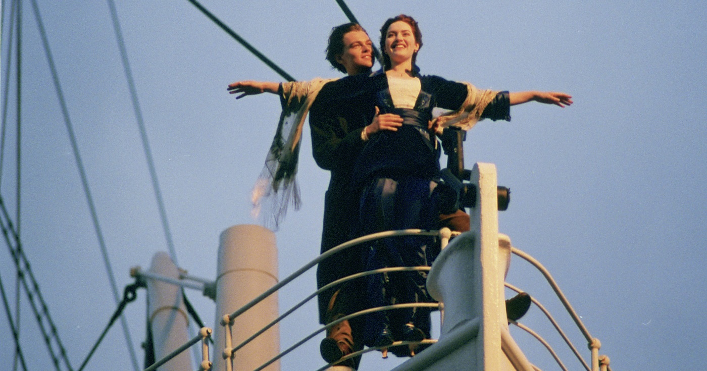 Szene aus dem Film "Titanic" mit Leonardo DiCaprio und Kate Winslet am Bug des Schiffes