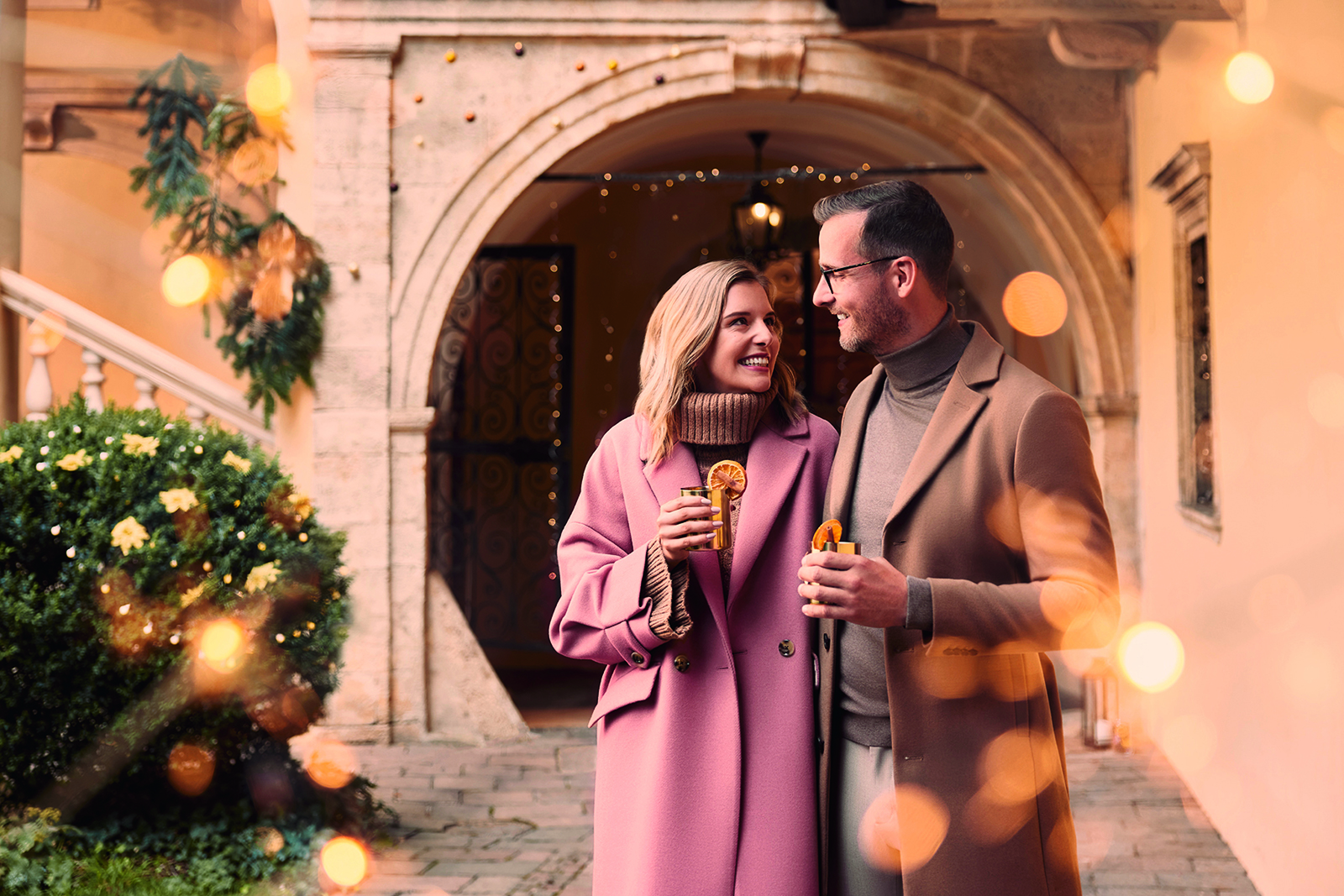 Mann und Frau gehen spazieren | Credit: TVB Thermen- &amp; Vulkanland, Barbara Majcan