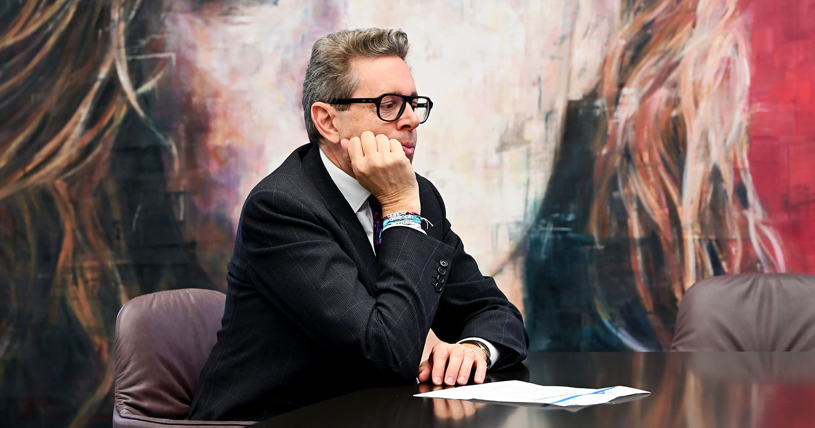 WKO-Präsident Harald Mahrer an einem Tisch sitzend