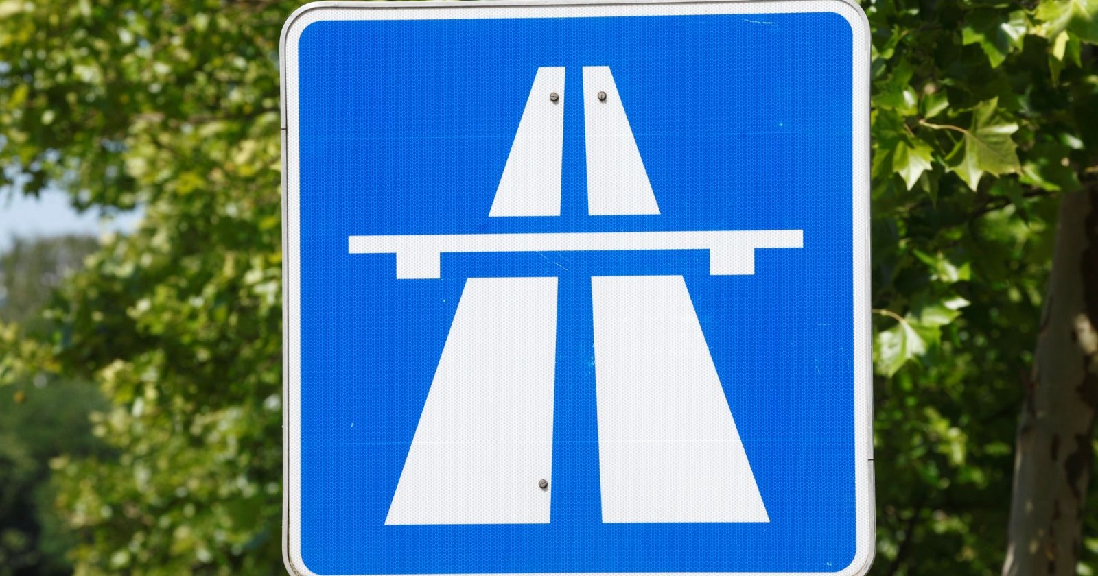 Straßenschild, welches eine Autobahn in der Bundesrepublik Deutschland anzeigt