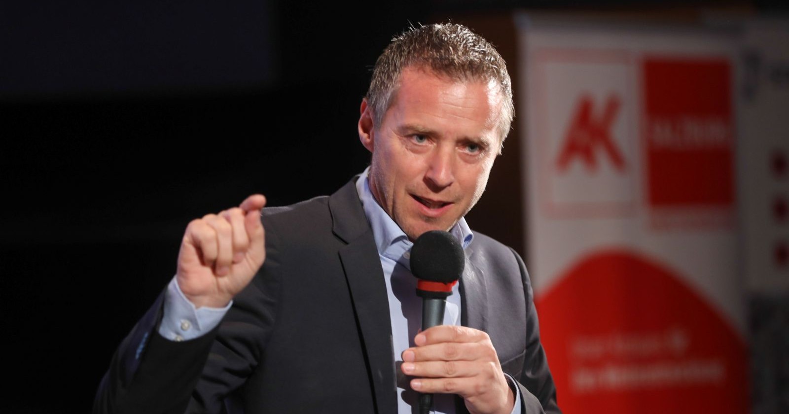 AK Präsident Peter Eder mit Mikrophon