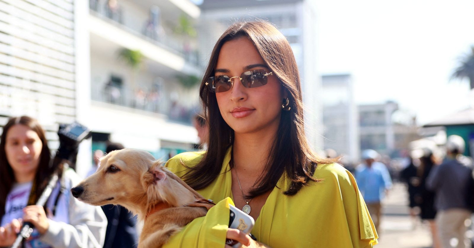 Alexandra Saint Mleux mit Hund Leo bei einem Formel-1-Rennen – elegante Verlobte von Ferrari-Pilot Charles Leclerc.
