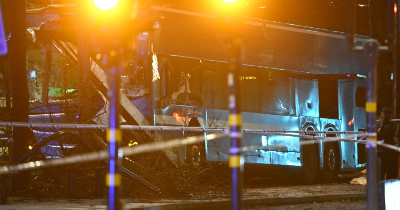 Der Bus, der in eine Haltestelle krachte.