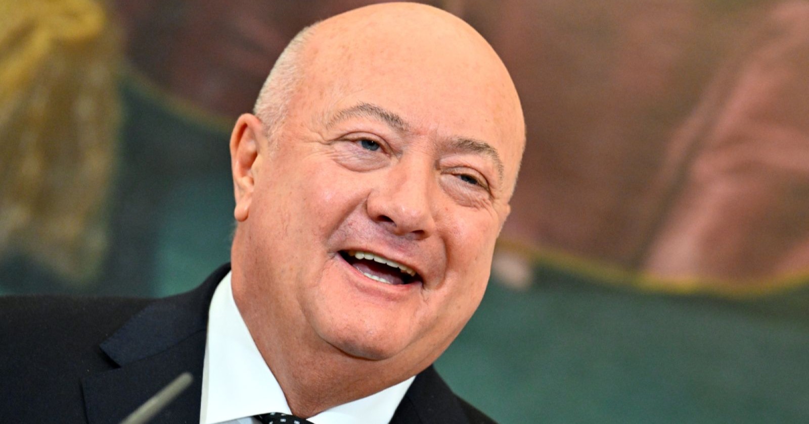 Christian Stocker lachend im Porträt bei einem Interview, er hat große Pläne für die Zukunft.