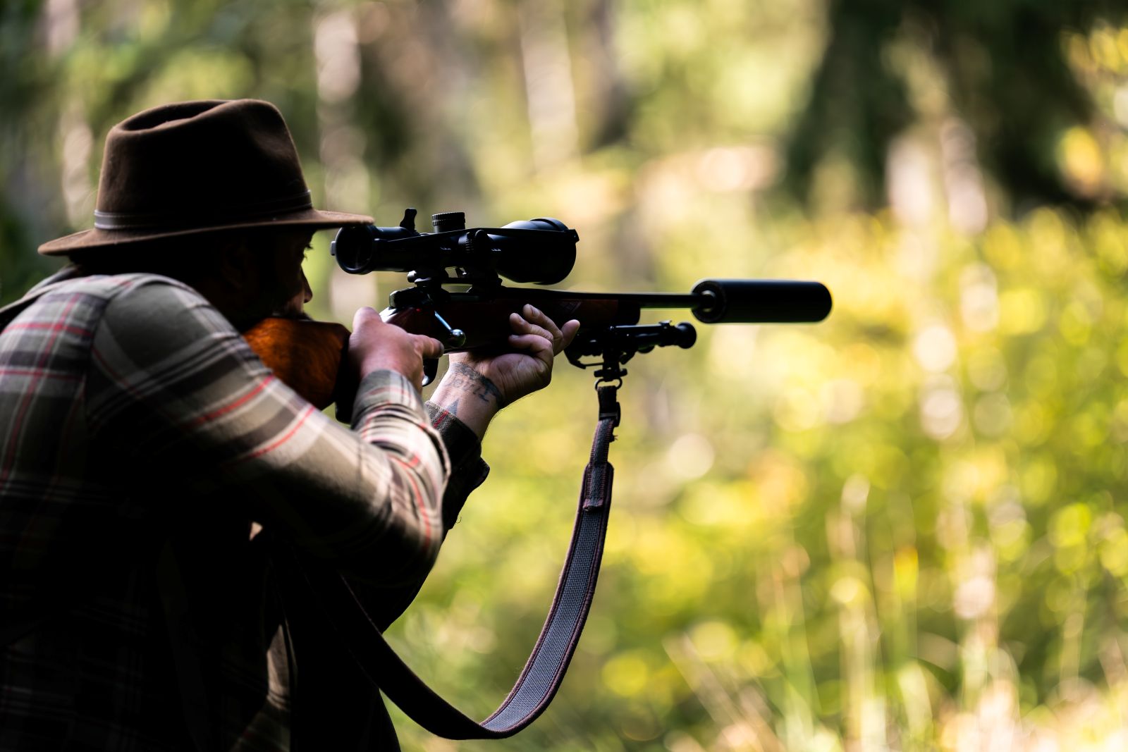 Jäger jagt in einem Waldstück