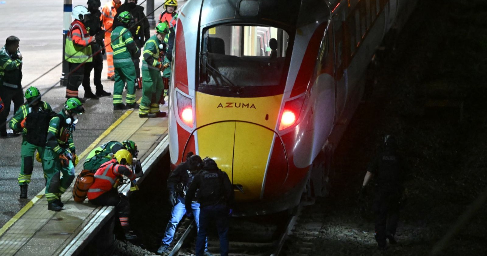 Einsatzkräfte am Bahnhof von Huntingdon.