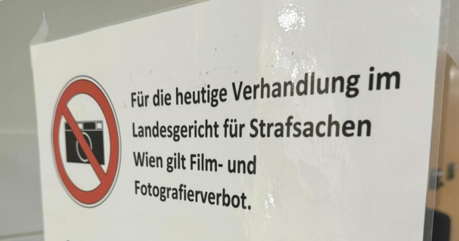 Hinweis vor dem Landesgericht Wien auf Film und Fotografieverbot
