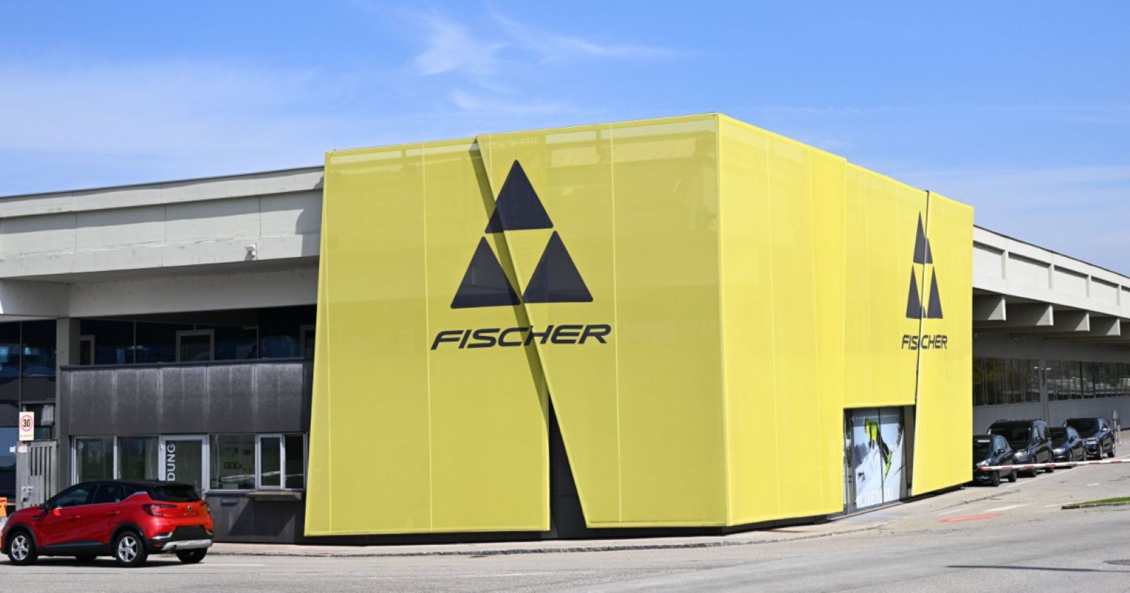 Gebäude des österreichischen Skiherstellers Fischer