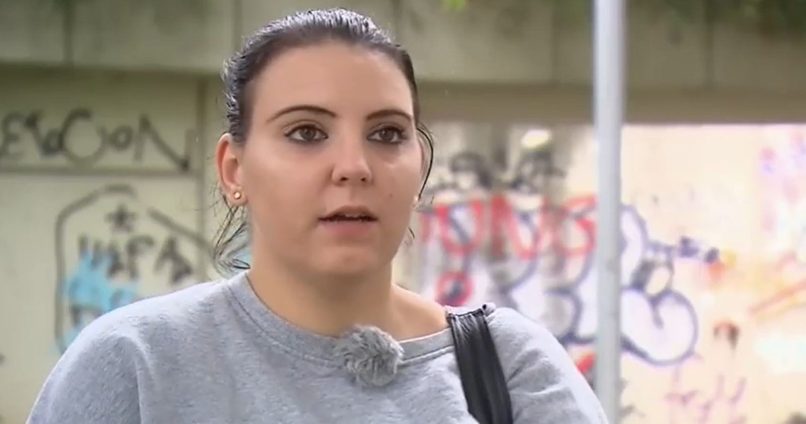 Kerstin in einem grauen Pullover