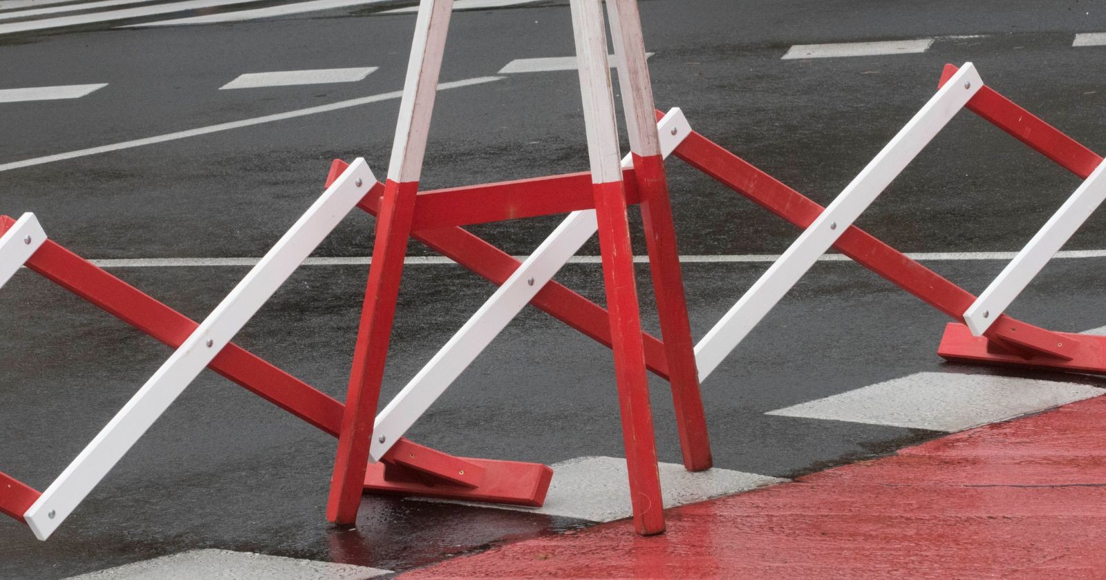 Barrieren auf einer österreichischen Straße, welche für eine Straßensperre eingesetzt werden