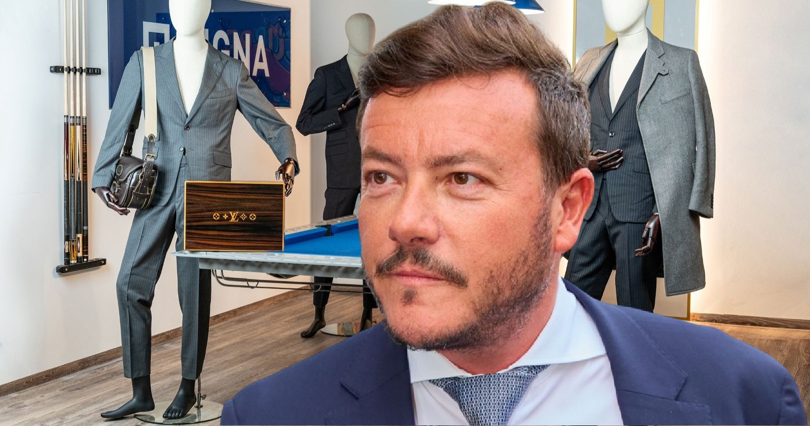 René Benko vor Designeranzügen und Accessoires, die im Zuge seiner Insolvenz versteigert werden – darunter ein Louis-Vuitton-Humidor und edle Maßanzüge.