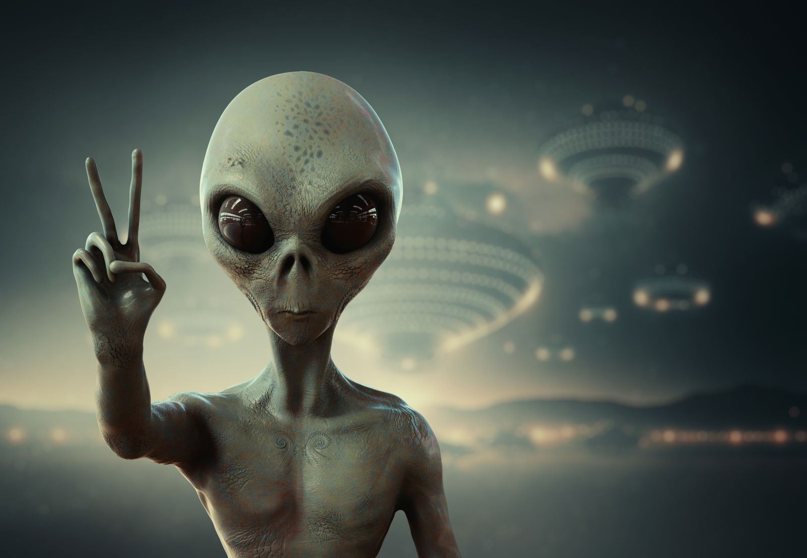 Ein Alien mit großen Augen macht mit den Fingern das Victory-Zeichen.