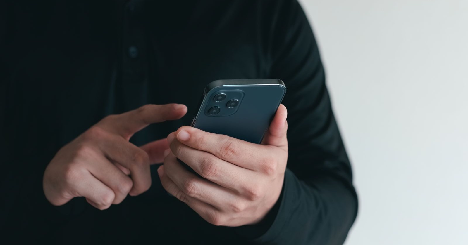 Hände auf Smartphone