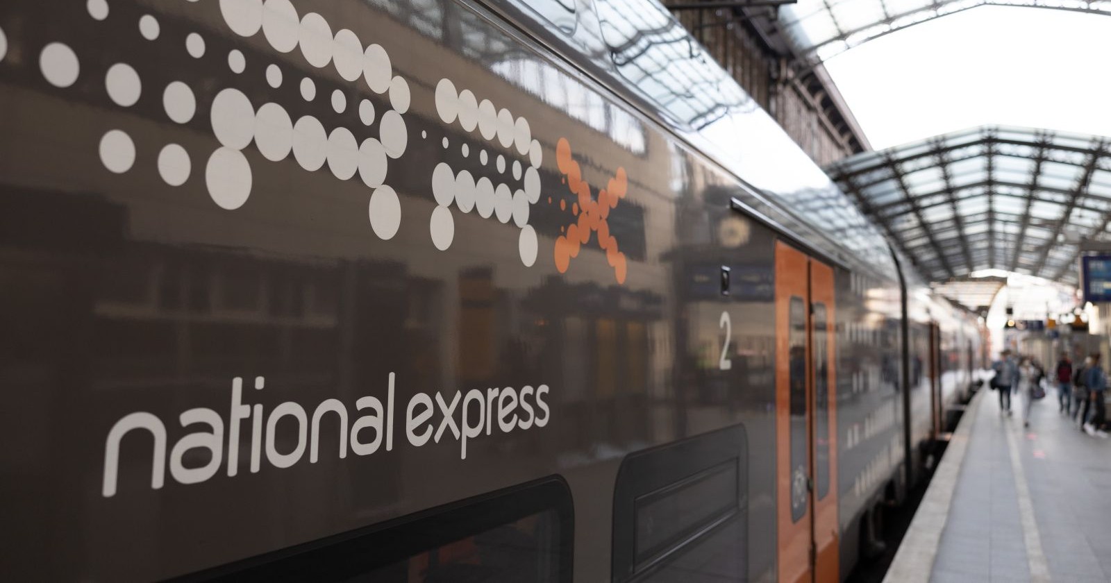 Zuggarnitur der Modellreihe &quot;Desiro HC&quot; des Herstellers Siemens, im Branding des Bahnbetreibers National Express in einem deutschen Bahnhof