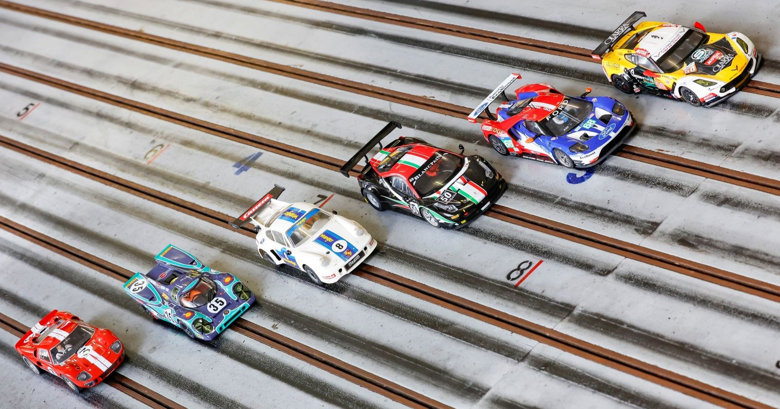 Carrera-Autos auf der Rennbahn.