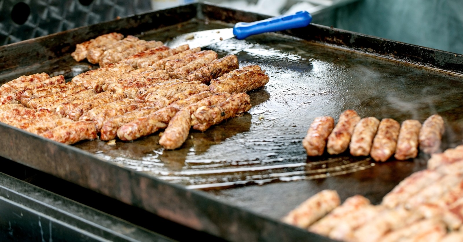 Ein Wiener Balkanlokal verschenkt 300 Portionen Cevapi samt Suppe, Drink und Dessert.