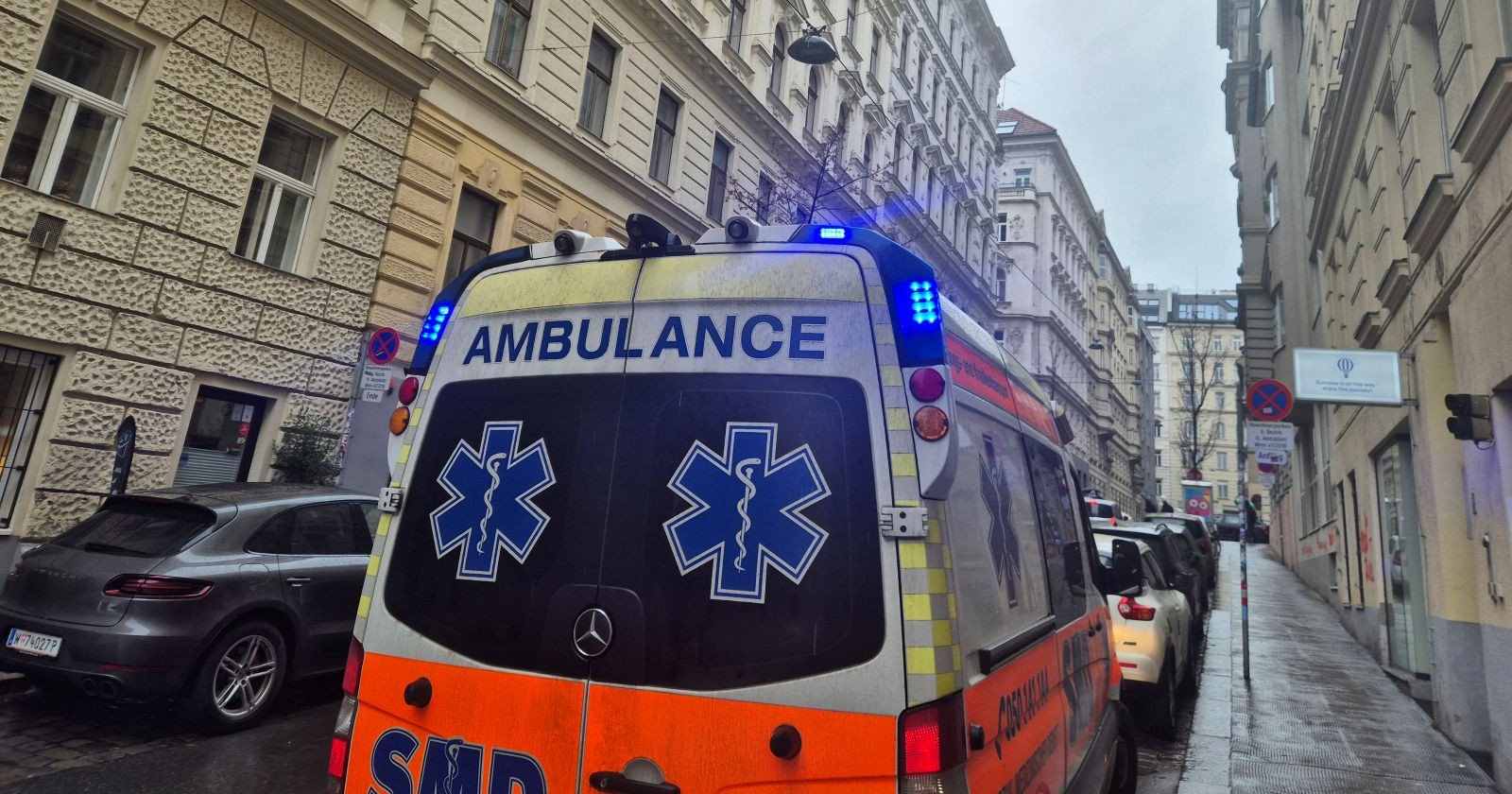 Rettungswagen mit eingeschalteter Sirene in einer Wiener Seitengasse
