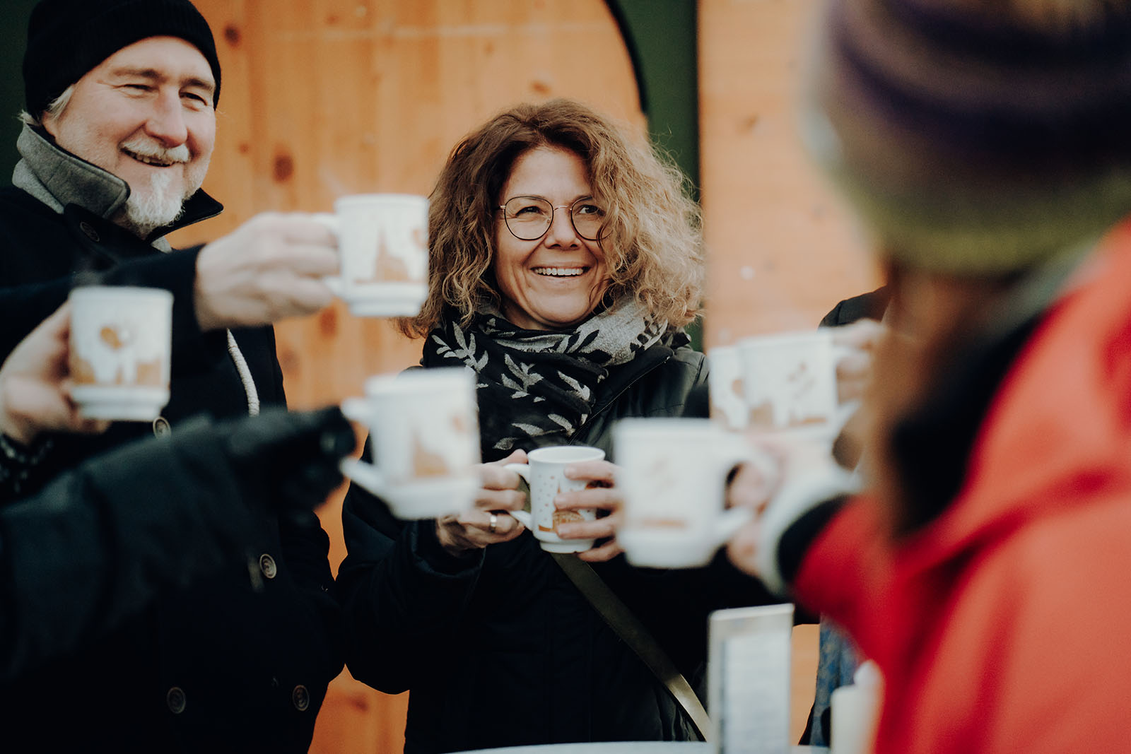 Damen am Adventmarkt | Credit: tinaszabophotography