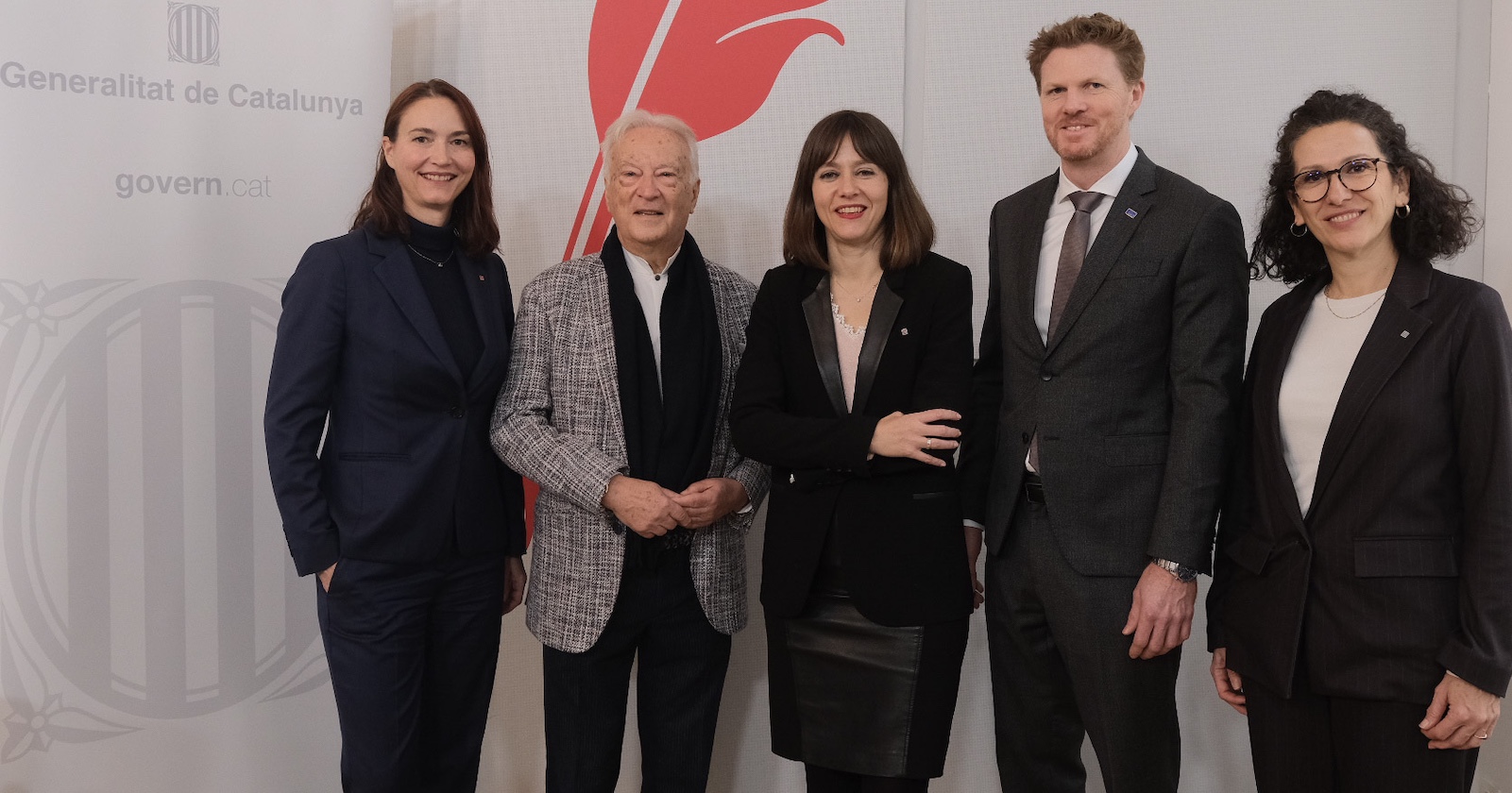 Fünf Teilnehmer der Demokratie-Konferenz in dunkler Kleidung