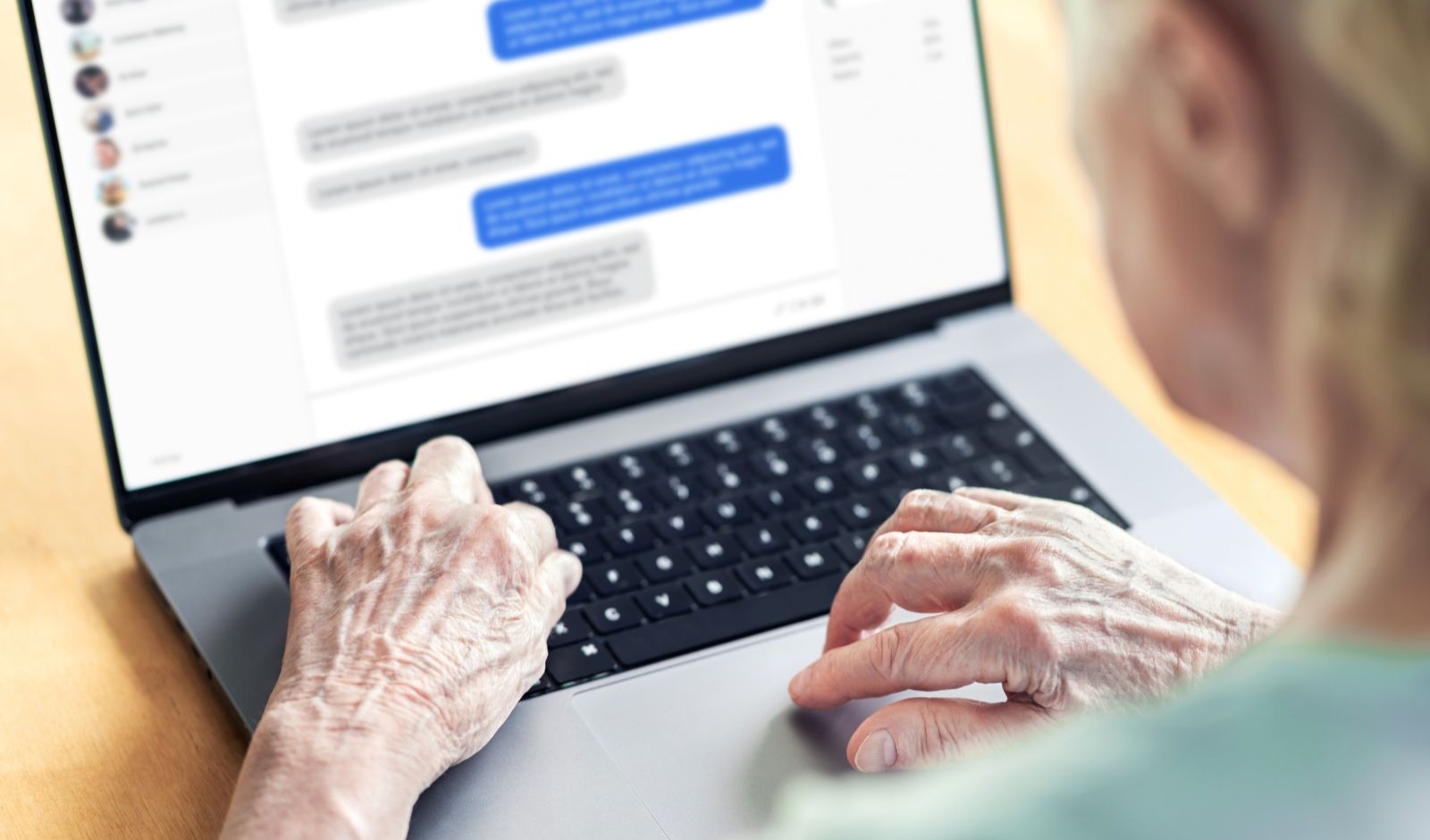 Alte Frau am Laptop  (Symbolbild)