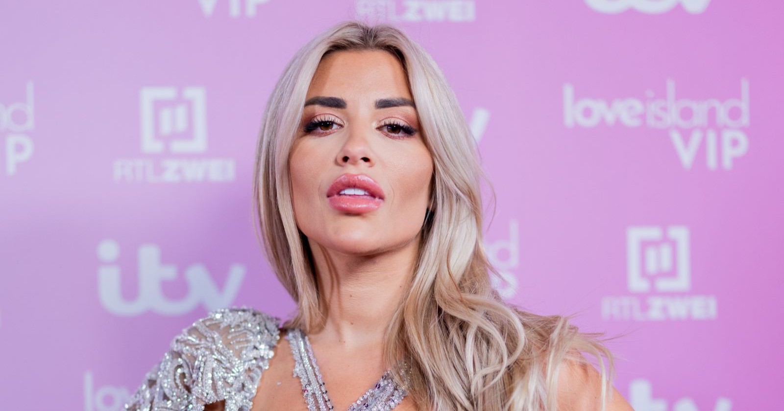 Dijana Cvijetic vor pinkem Hintergrund