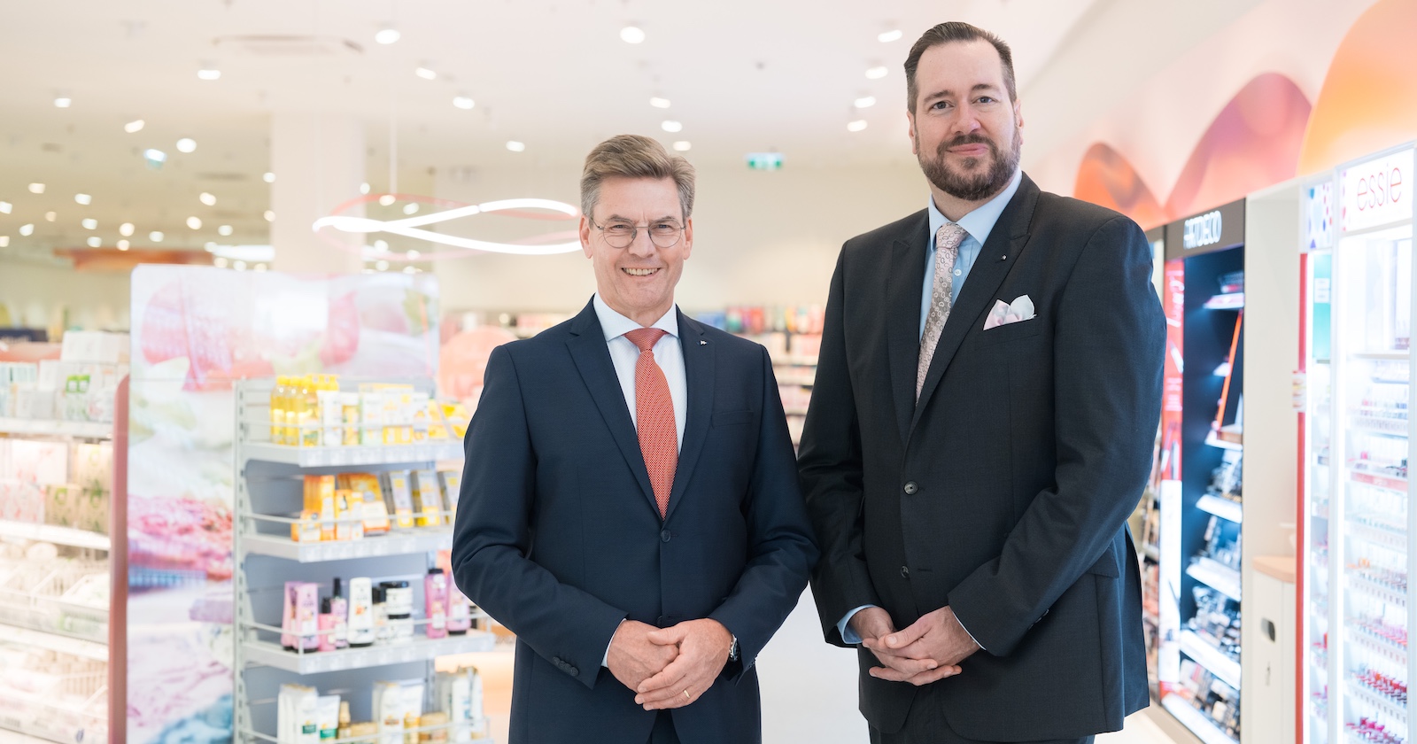 Porträt zweier Männer in einer Drogeriefiliale