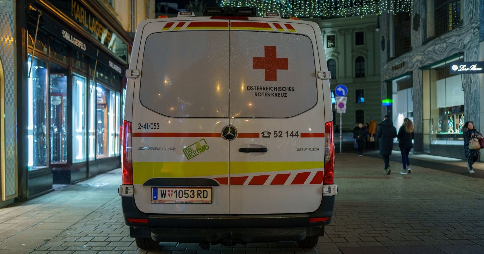 Rettungswagen des österreichischen Roten Kreuzes in der Wiener Innenstadt am Abend