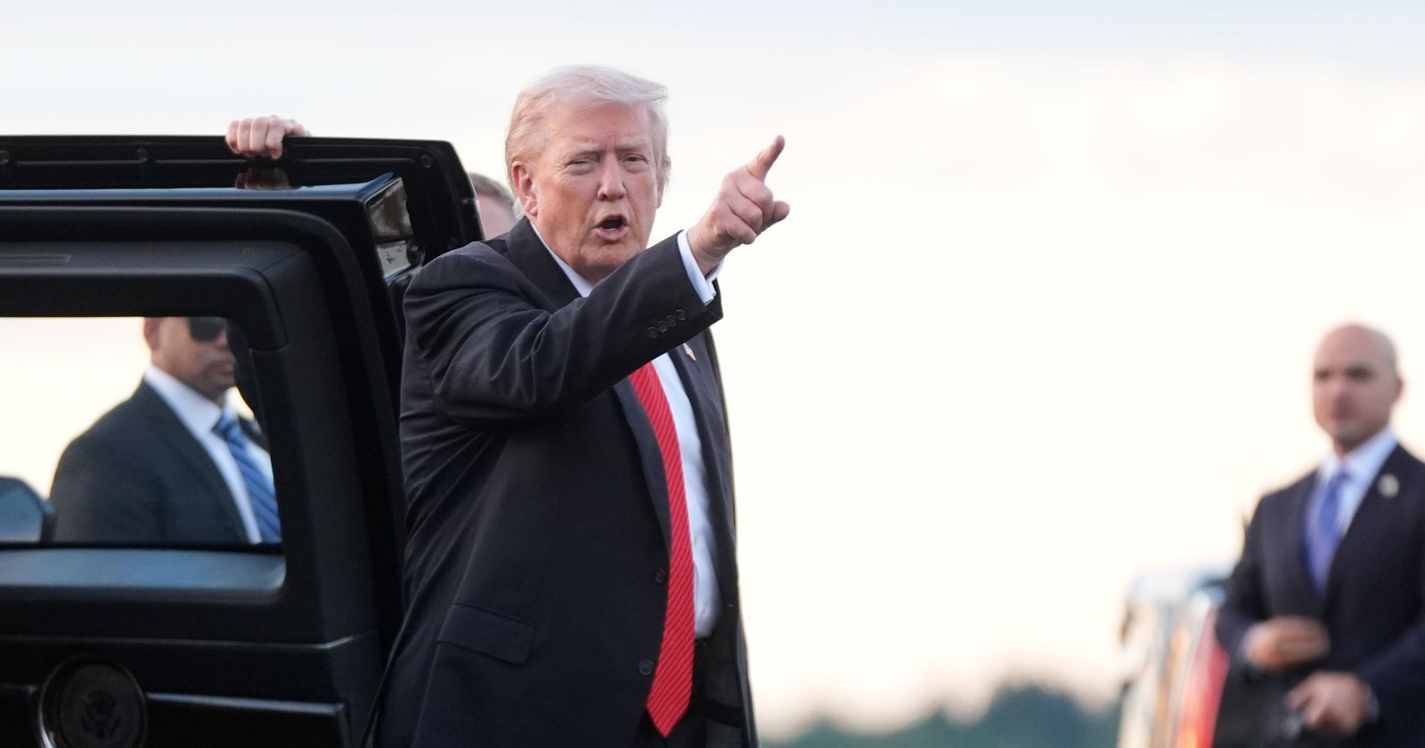 Trump zeigt mit dem Finger