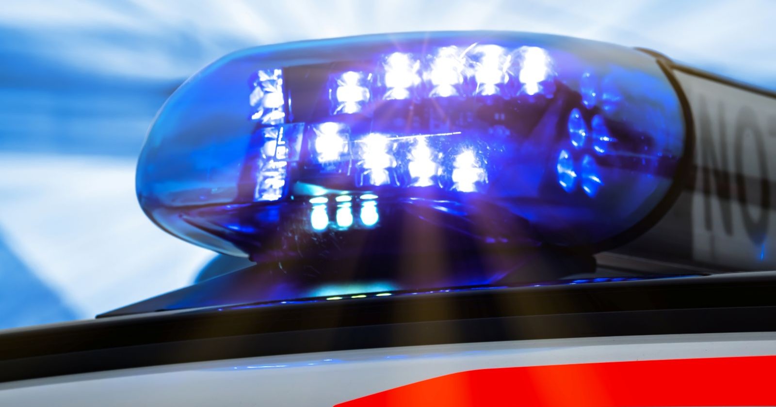 Leuchtendes Blaulicht auf einem Einsatzfahrzeug der österreichischen Polizei