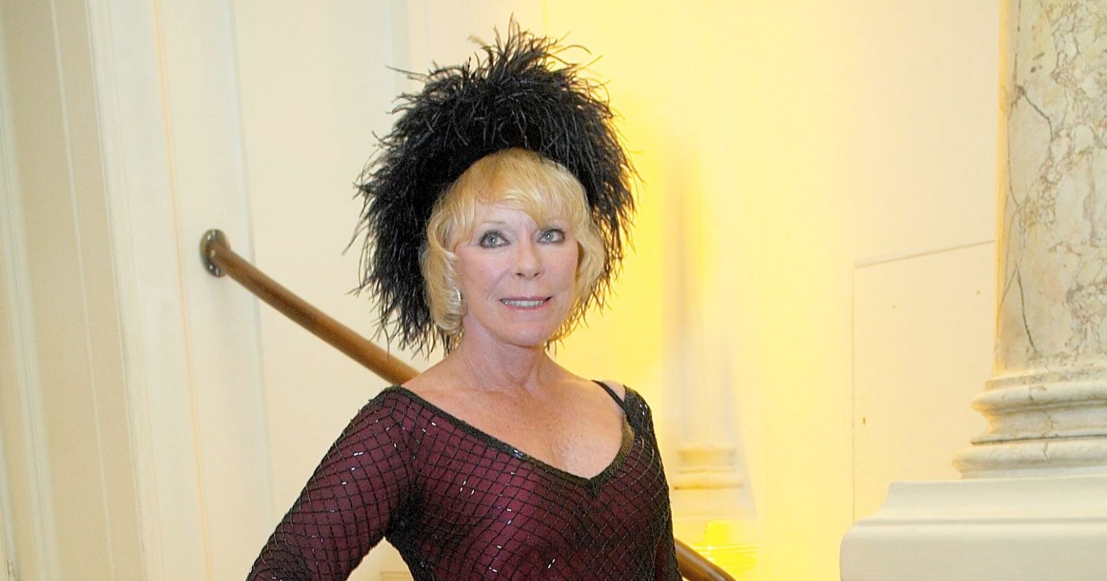 Schauspielerin Elke Sommer mit schwarzem Federhut