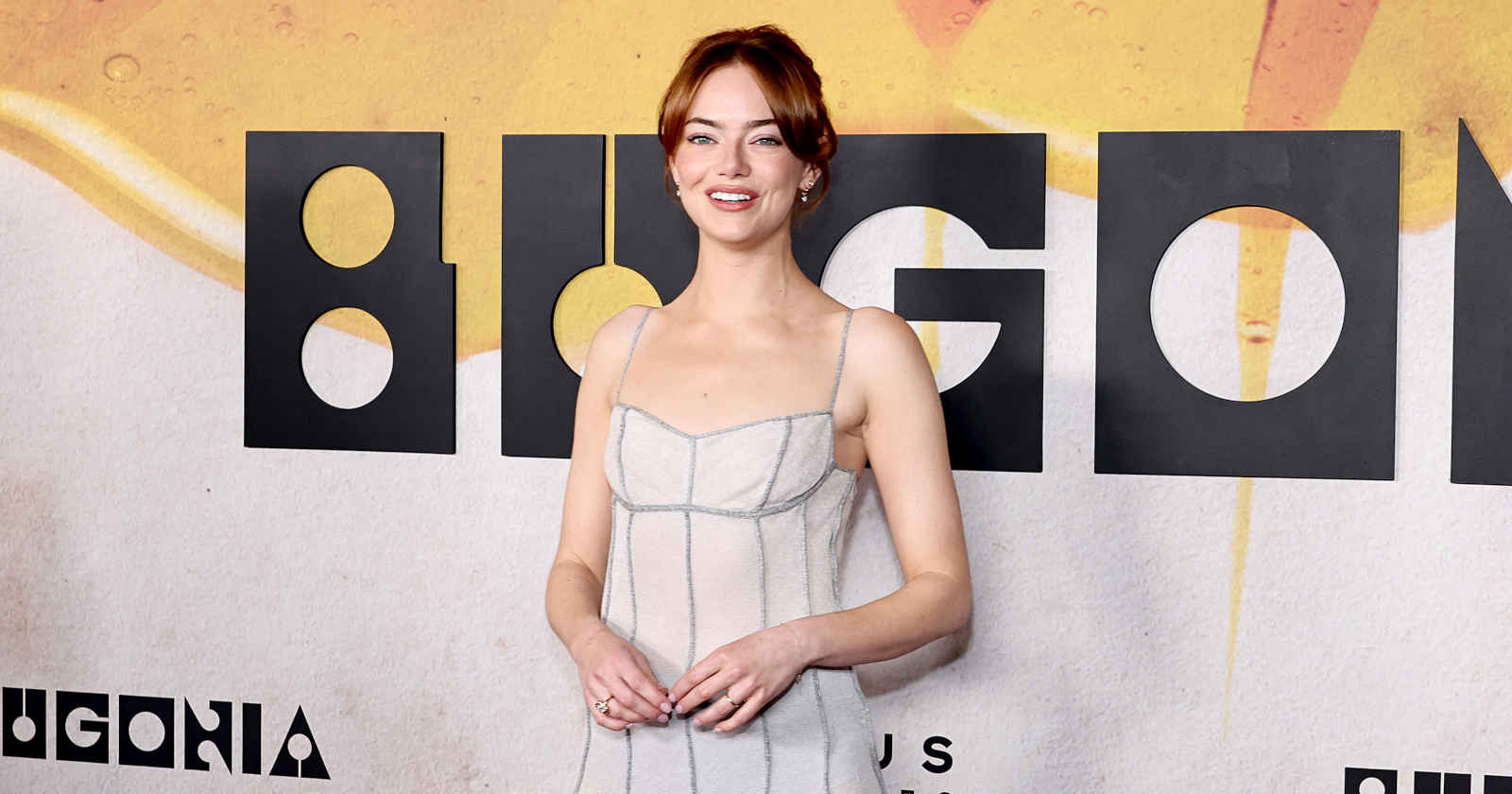 Rothaarige Frau im Abendkleid blickt in die Kamera