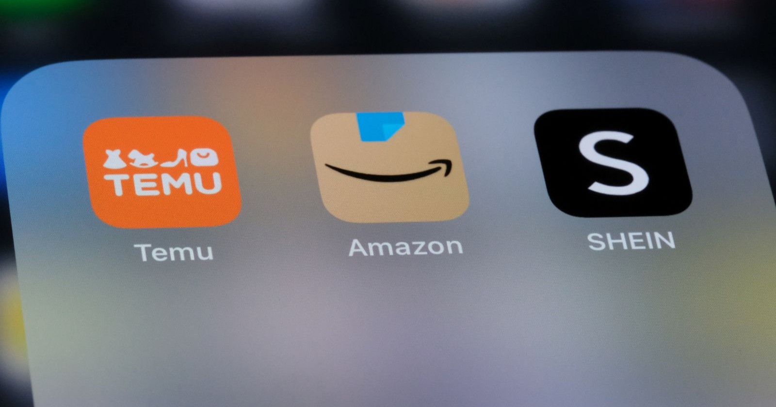 Die Icons der Shoppingplattformen Temu, Amazon und Shein - Symbolbild für die Zollfreigrenze, die die EU jetzt abschafft