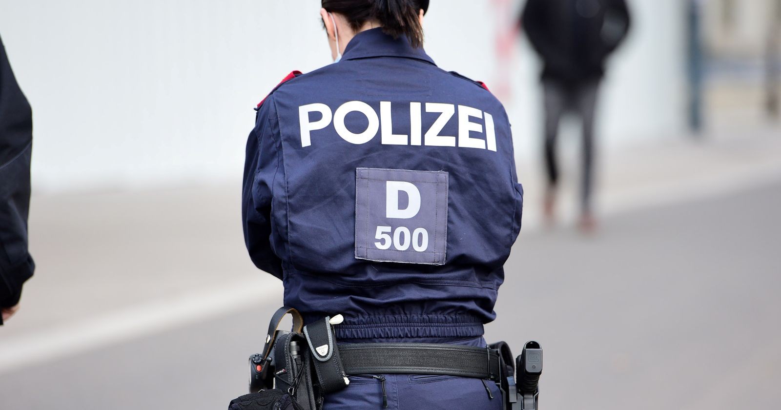 Eine Polizistin patrouilliert während des Corona-Lockdowns in Wien