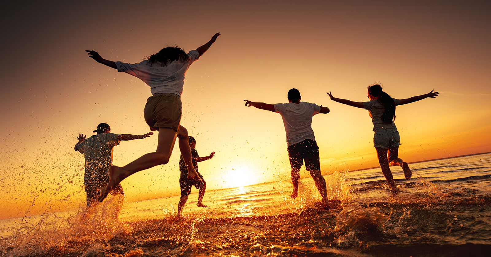 Freunde und Familie springen ins Meer | Credit: iStock.com/molchanovdmitry